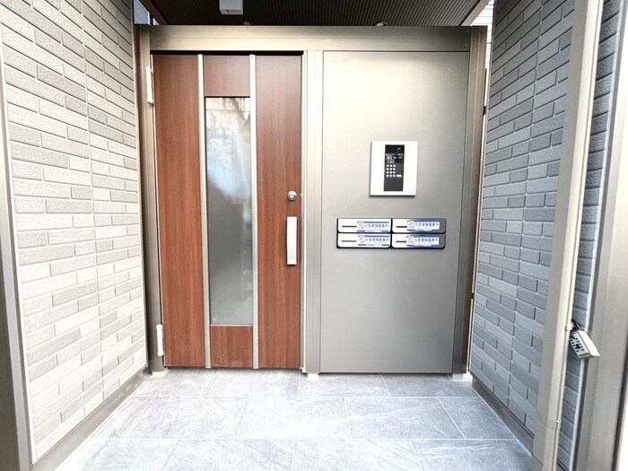 物件外観写真3　(エントランス部分)