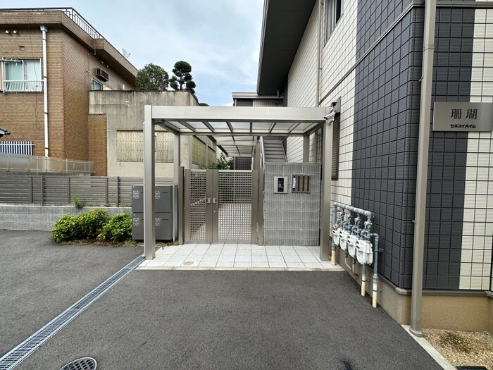 物件外観写真2　(エントランス部分)