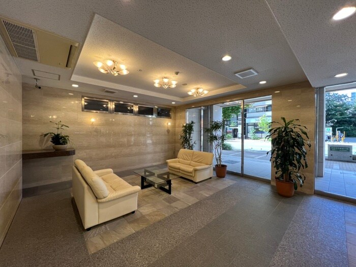 物件外観写真2　(エントランス部分)