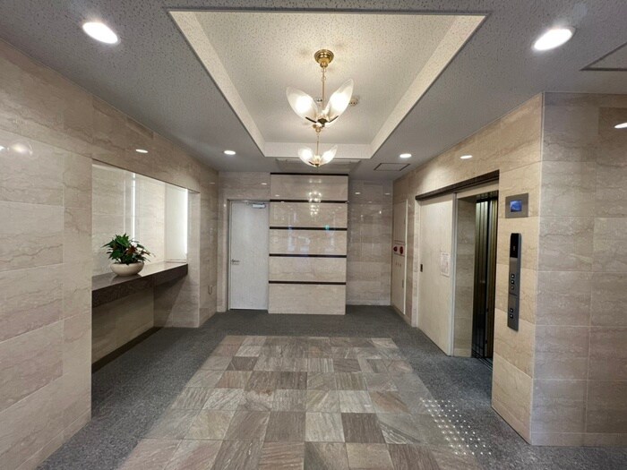 物件外観写真4　(エントランス部分)