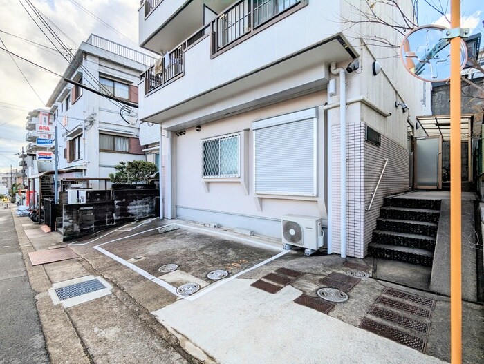 物件外観写真4　(駐車場)