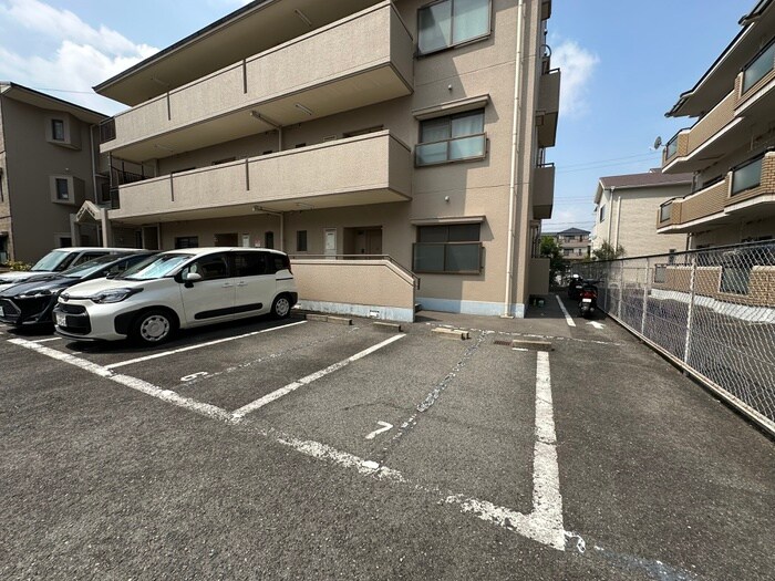 物件外観写真4　(駐車場)