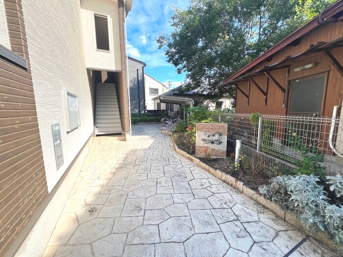 物件外観写真3　(エントランス部分)