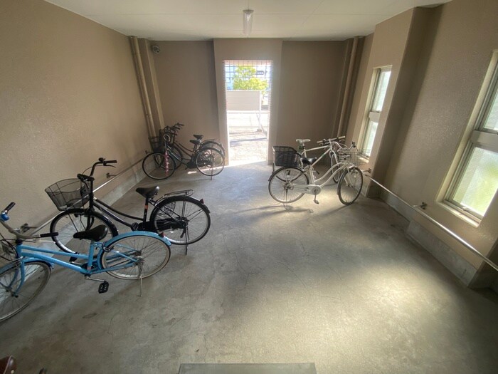 物件外観写真4　(駐輪場)