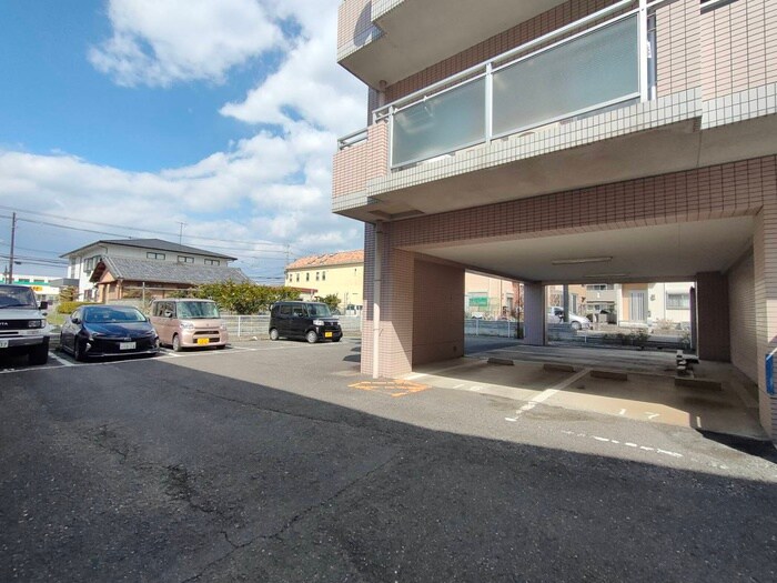 物件外観写真4　(駐車場)