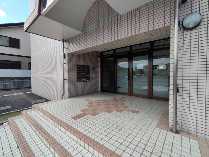 物件外観写真6　(エントランス部分)