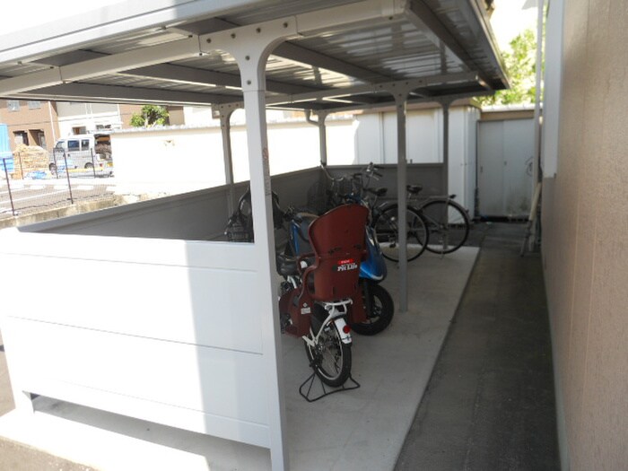 物件外観写真5　(駐輪場)