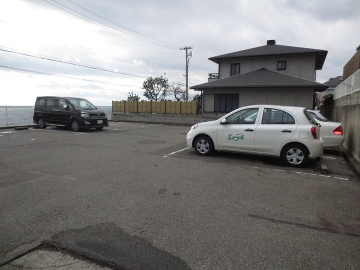 物件外観写真5　(駐車場)