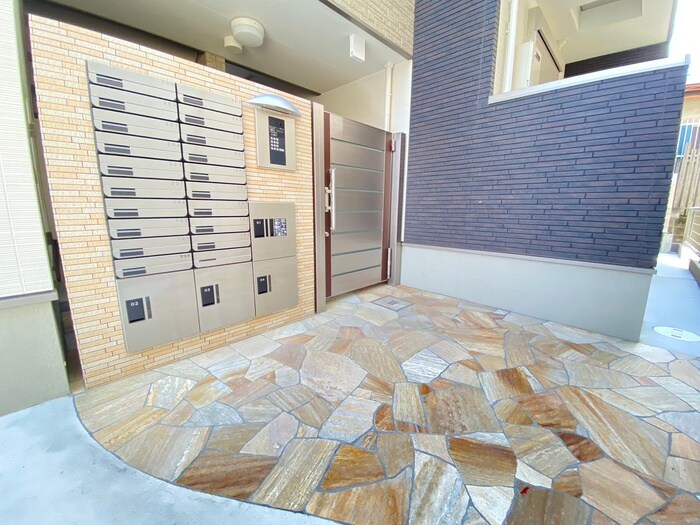 物件外観写真3　(エントランス部分)