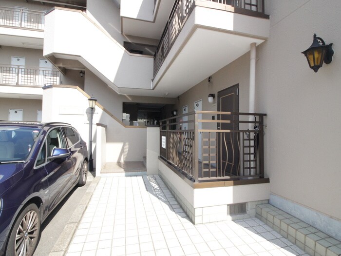 物件外観写真3　(エントランス部分)