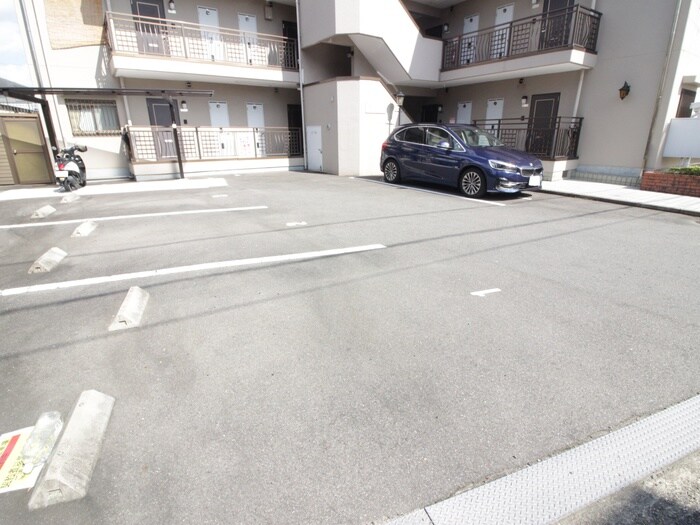物件外観写真4　(駐車場)