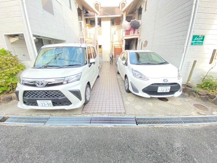物件外観写真4　(駐車場)
