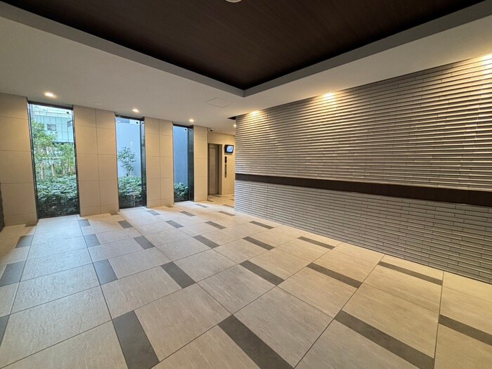 物件外観写真2　(エントランス部分)