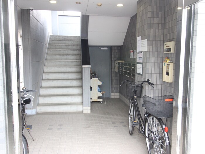 物件外観写真2　(エントランス部分)