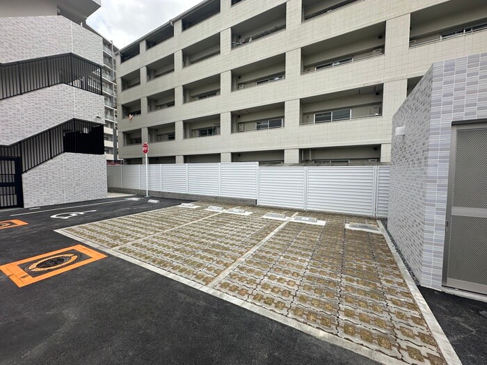 物件外観写真3　(駐車場)