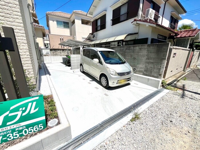 物件外観写真4　(駐車場)