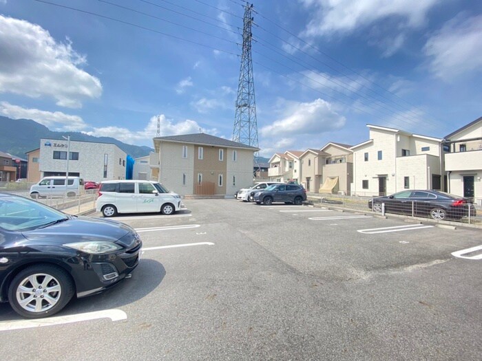 物件外観写真2　(駐車場)