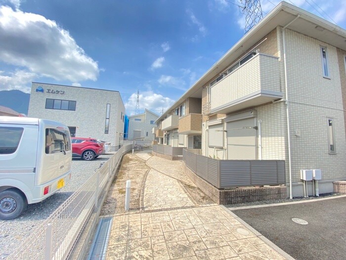 物件外観写真4　(エントランス部分)