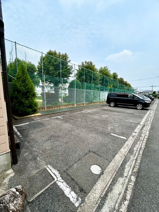 物件外観写真3　(駐車場)