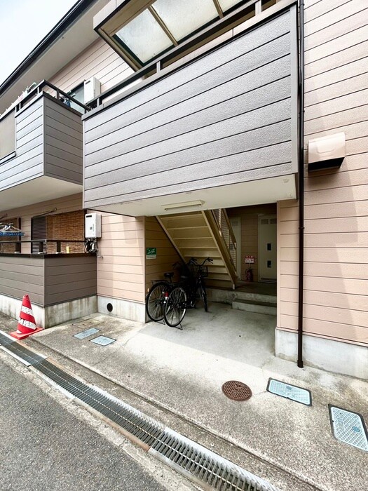 物件外観写真4　(エントランス部分)