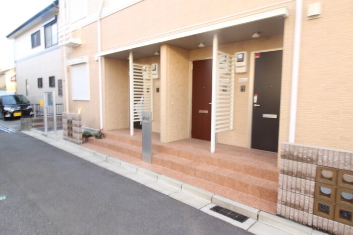 物件外観写真3　(エントランス部分)