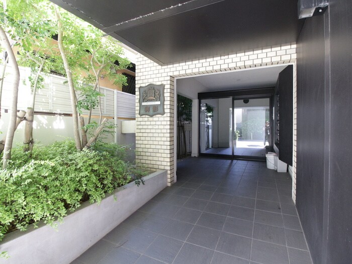 物件外観写真2　(エントランス部分)