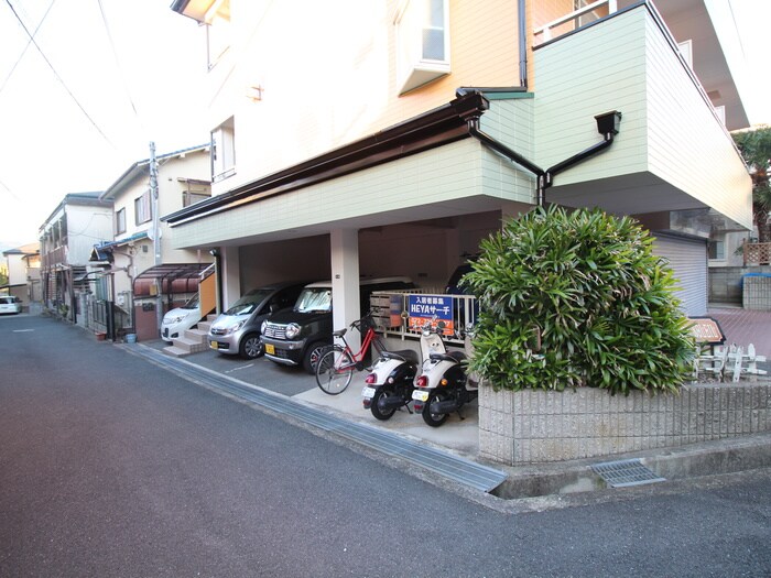 物件外観写真3　(駐車場)