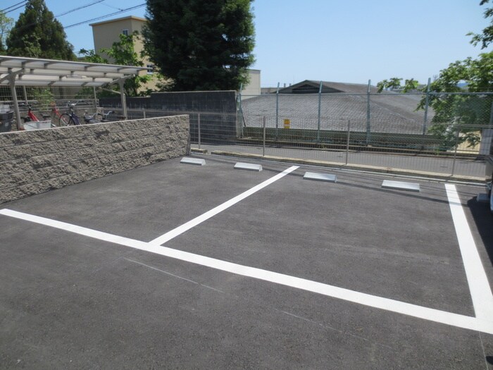 物件外観写真2　(駐車場)
