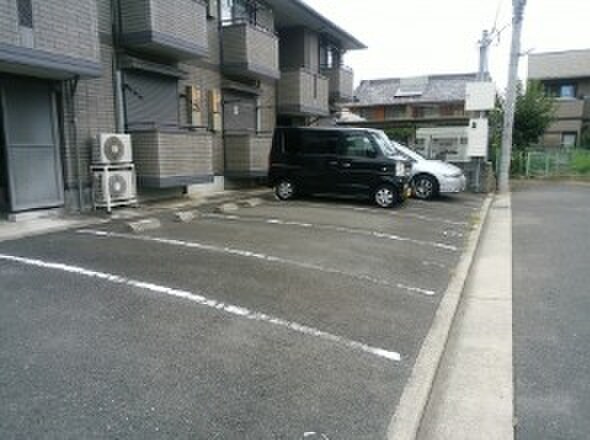 物件外観写真4　(駐車場)