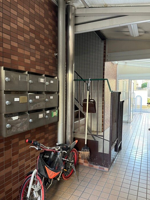 物件外観写真3　(エントランス部分)