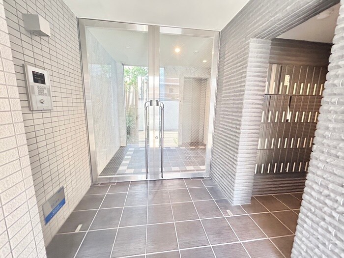 物件外観写真3　(エントランス部分)