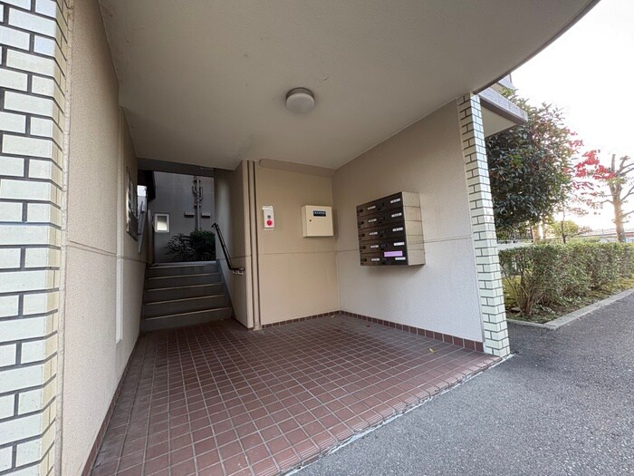 物件外観写真3　(エントランス部分)