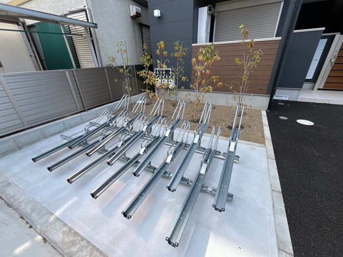 物件外観写真3　(駐輪場)