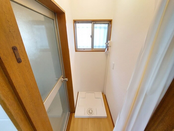 物件内観写真16　(洗濯機置場)