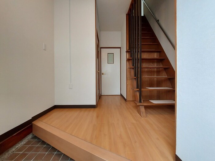 物件内観写真18　(玄関)