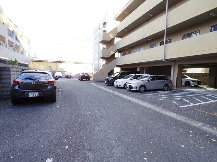 物件外観写真4　(駐車場)