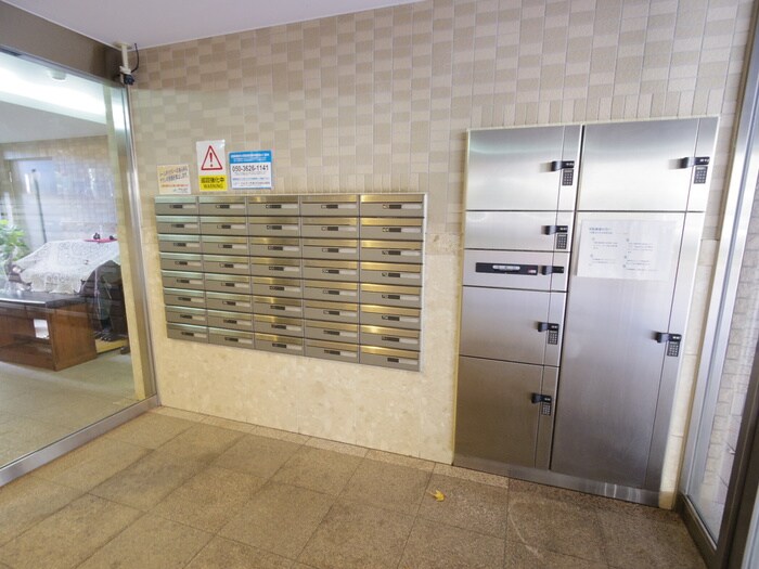 物件外観写真6　(エントランス部分)