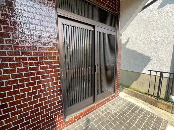 物件外観写真2　(エントランス部分)