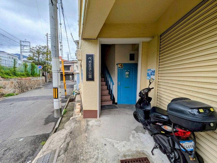 物件外観写真5　(エントランス部分)