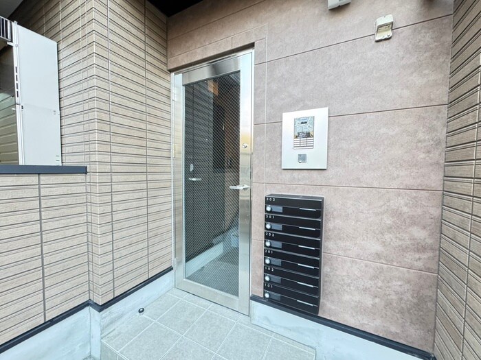 物件外観写真4　(エントランス部分)