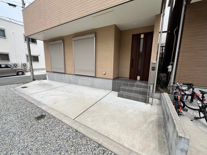 物件外観写真4　(エントランス部分)