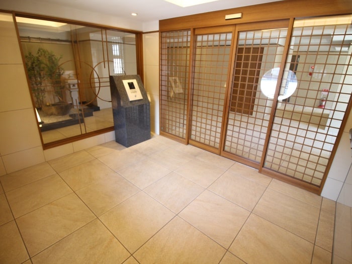 物件外観写真2　(エントランス部分)