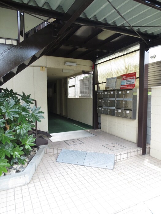 物件外観写真3　(エントランス部分)