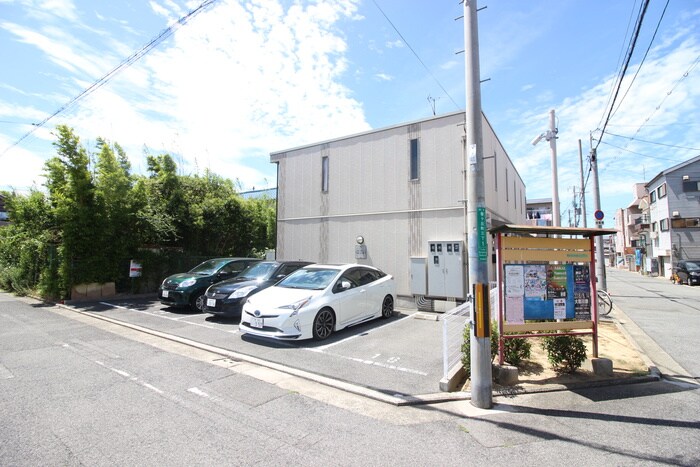 物件外観写真2　(駐車場)
