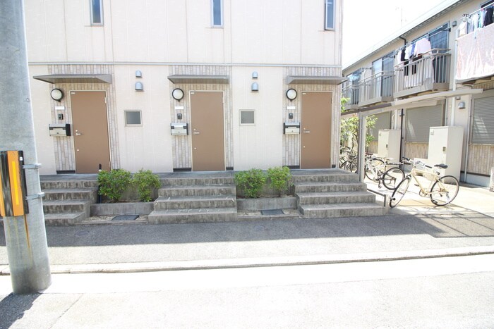 物件外観写真6　(エントランス部分)