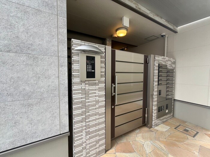 物件外観写真4　(エントランス部分)