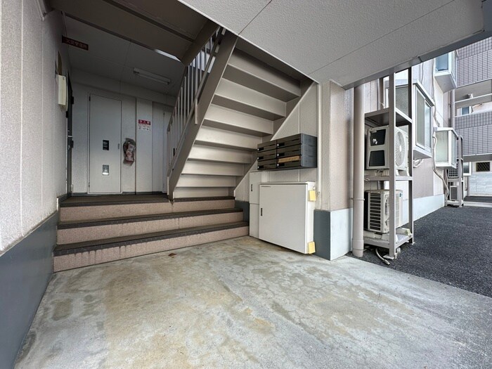 物件外観写真3　(エントランス部分)