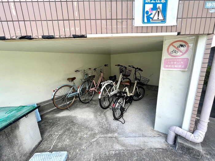 物件外観写真4　(駐輪場)