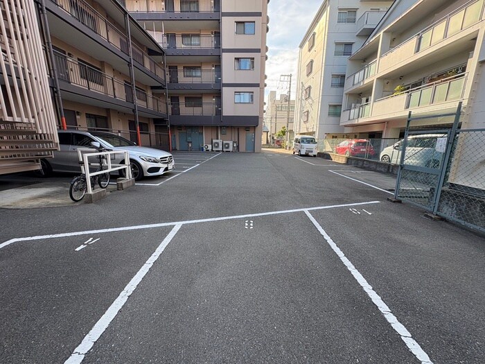 物件外観写真4　(駐車場)