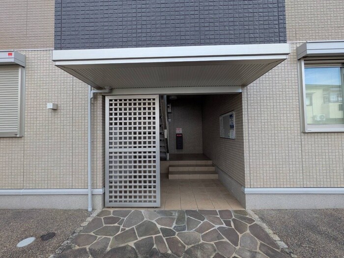 物件外観写真3　(エントランス部分)